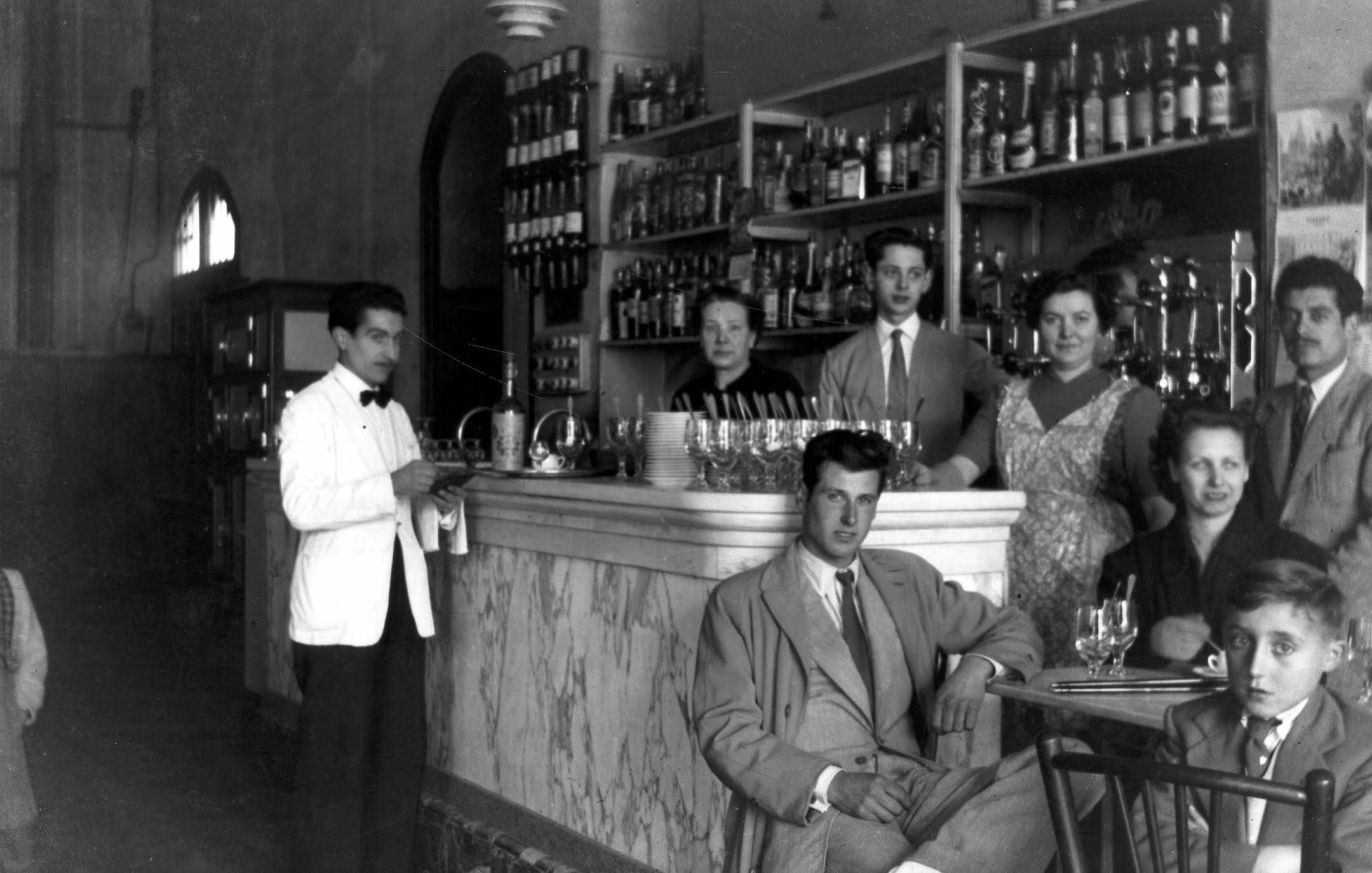 L'equip del bar als seus orígens, darrere la barra dels Salistes