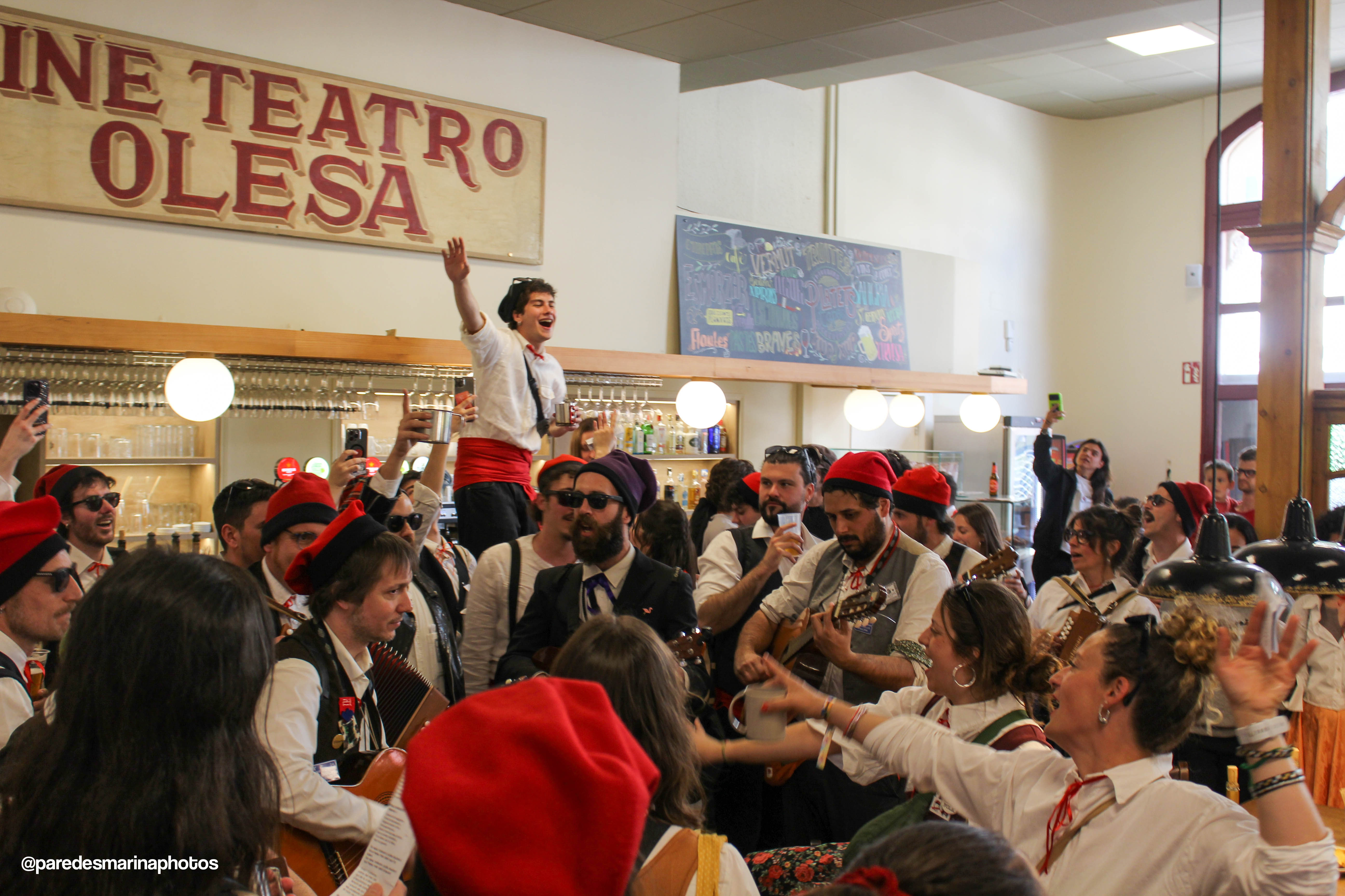 Les Caramelles cantant dins dels Salistes
