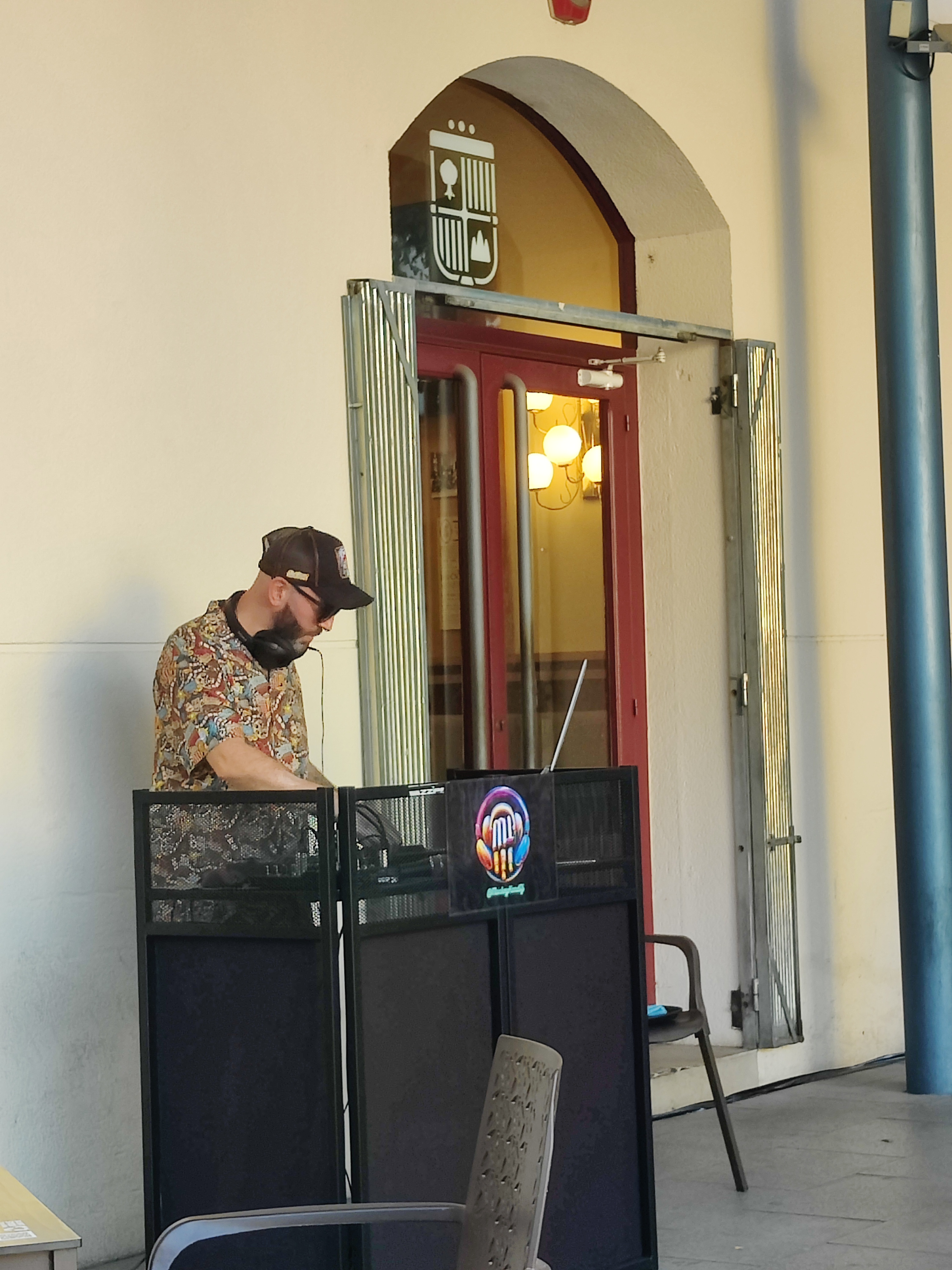 DJ Ous posant música a la terrassa dels Salistes